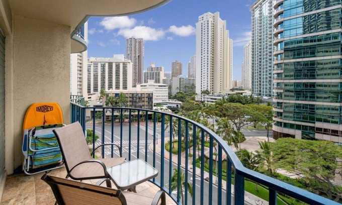 McCully - Moiliili Condo | Entire 2 Bedroom Condo, King Bed, FREE Parking, Sleeps 6, Walk to Waikiki Beach