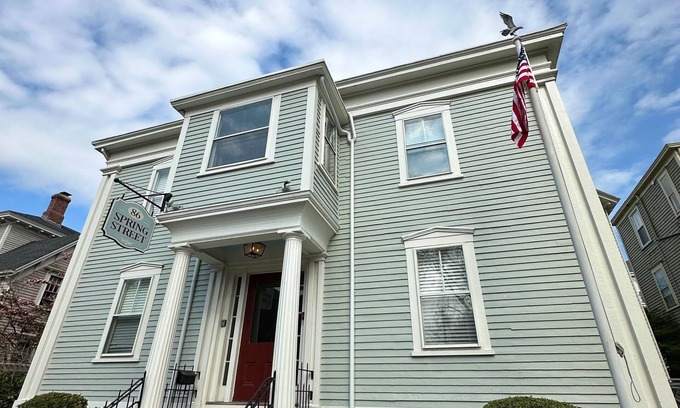 Newport House | Entire 4 Unit Dog Friendly Home (Sleeps 18) on Historic Spring St.