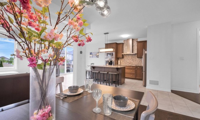 Doon South House | Entire 6BR 2 king 8 beds in total pets 3 GB WiFi