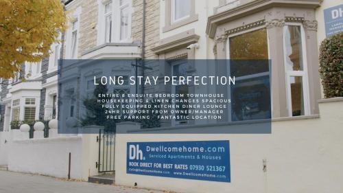 South Shields Hotel | Entire 8 Ensuite Bedroom Coastal Holiday Home Townhouse, Free Parking, Fully Equipped Kitchen, Dining Room & Lounge, Perfect for Family Gatherings, Long Term Contractor, Relocation, etc Stays, 20 mins to Sunderland & Newcastle, See our Site for Assurance