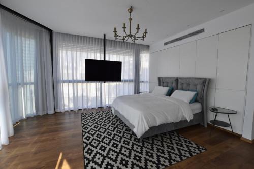 Old North Apartment | Entire Building 4 Floors! Steps to the beach, right in front of the TLV Port