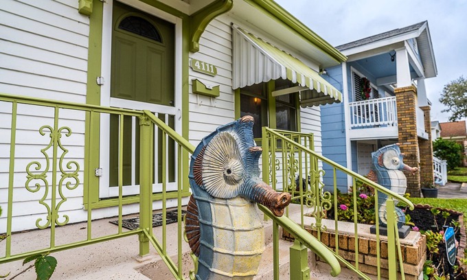 Galveston Cottage | Entire Coastal Cottage 3 Blocks to the Seawall and Beach