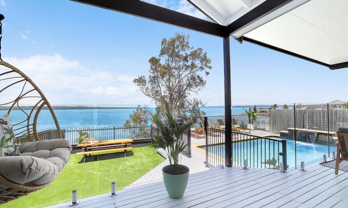 Toukley House | ENTIRE FAMILY HOME on the lake! 15 Guests Book 2 nights, get the 3rd night free*