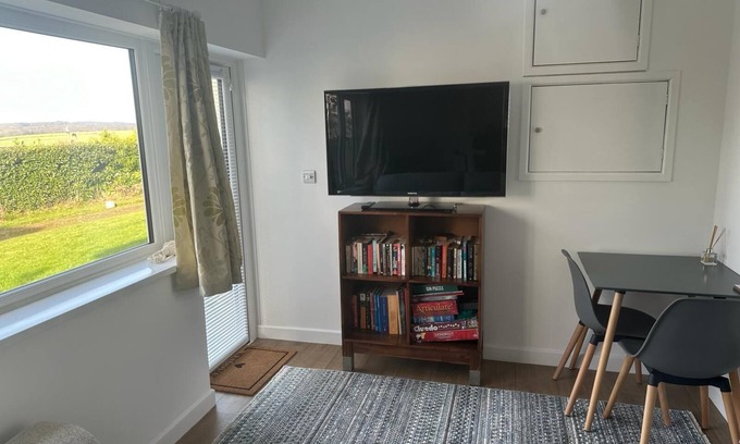 Fareham Apartment | Entire guest house in Hampshire. Situated near the hills of Wallington