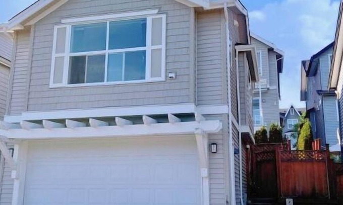 Burke Mountain House | Entire Guest Suite - 1 bedroom with Private Entrance and A/C 整体套房-一间卧室