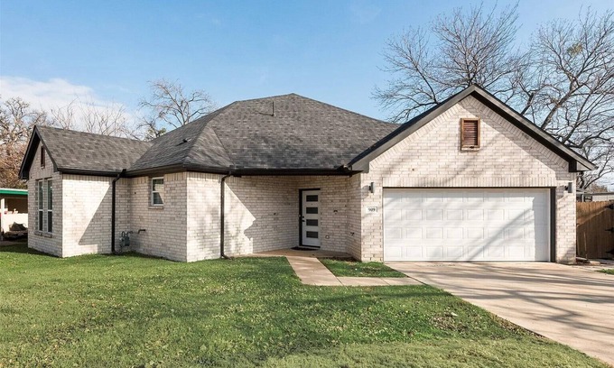 Central Arlington House | Entire home in Arlington, Texas -Walking distance to Cowboys and Rangers stadium
