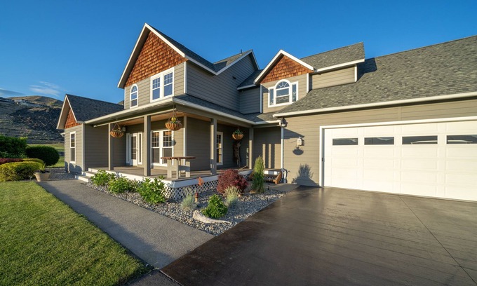 Chelan House | Entire Home on 1.5 acres. Sleeps 2-12 with 2 Master Suites - 2 miles to Chelan