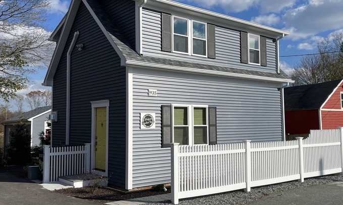 North Kingstown House | Entire home on Wickfiord Junction