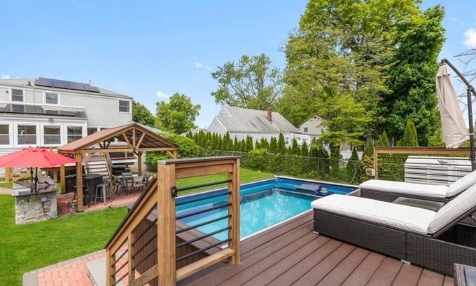 Northeast Yonkers House | Entire home with pool, gym, home theater, and much more…Only 10 min from NYC.