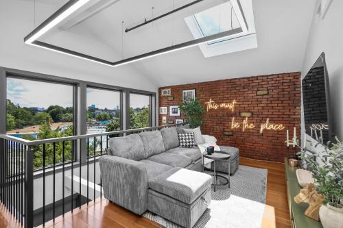 Somerville House | Entire House Free Parking Sleeps 26 MIT Harvard TD