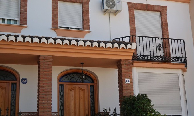 Genil House | Entire house Ideal to get to know Granada. Along Sports Palace Well comunicated.
