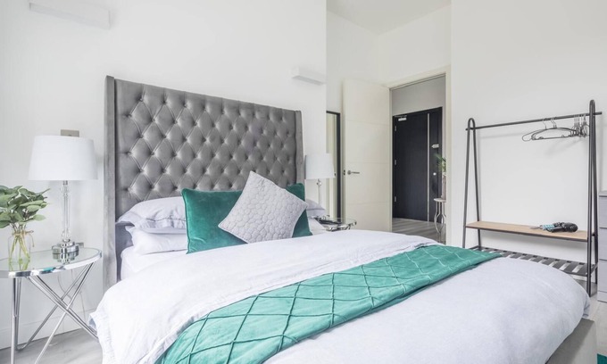 Great Linford Apartment | Entire rental unit in Linford Wood