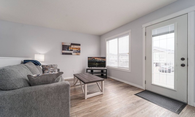Lethbridge House | Entire unit to yourself. Internet and Netflix, full kitchen, linens and towels.
