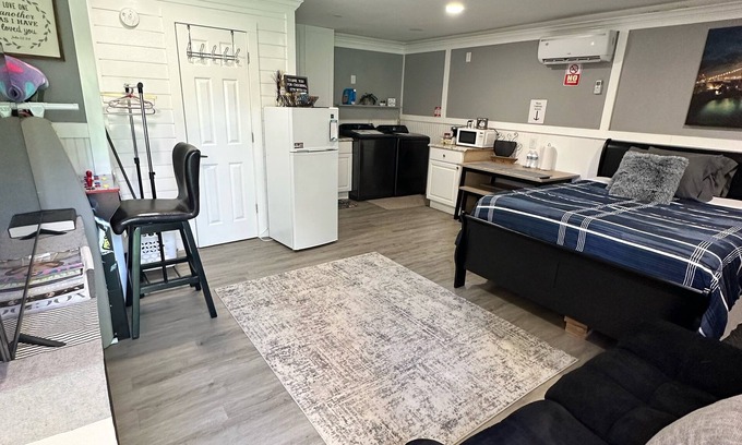 Spring House | Equipped Studio with Generac back up powered & pet friendly. Hablo espanol