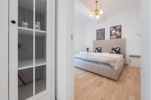 Sector 2 Apartment | Eric - Spacious Apt with Balcony