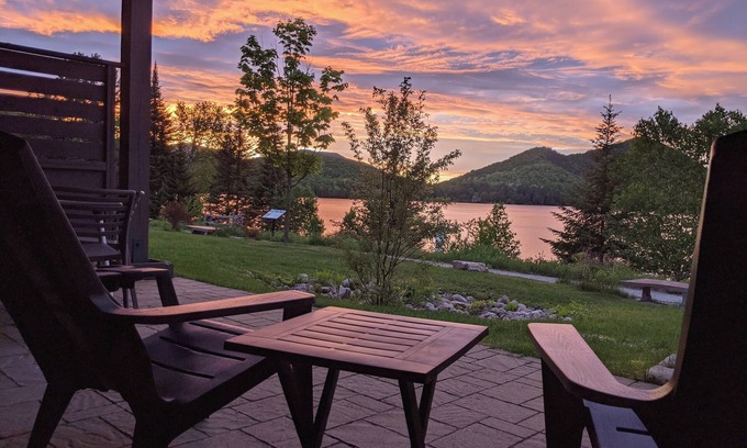 Lac Superieur Village Condo | Escapade Bonheur-condo Deluxe 1 Ch.-bord de L'eau