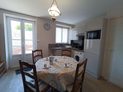 Bazoches-les-Gallerandes Apartment | Escapade touristique: gîte avec 2 chambres, TV et cuisine équipée à Bazoches-les-Gallerandes - FR-1-590-155