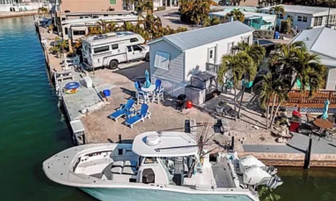 Cutthroat Harbor Estates Resort | Escape to an oceanfront Home with Boat Dock + pickleball, Pool and more!