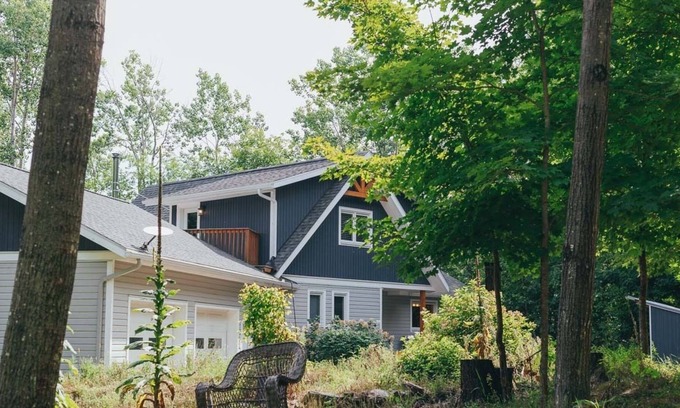 Greater Madawaska Ski Chalet | Escape to Moonshine Chalet in beautiful Calabogie, ON