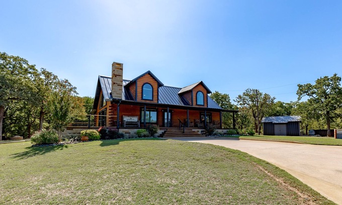 Muenster Cabin | Escape to Southern Comfort with this Stylish and Relaxing Space