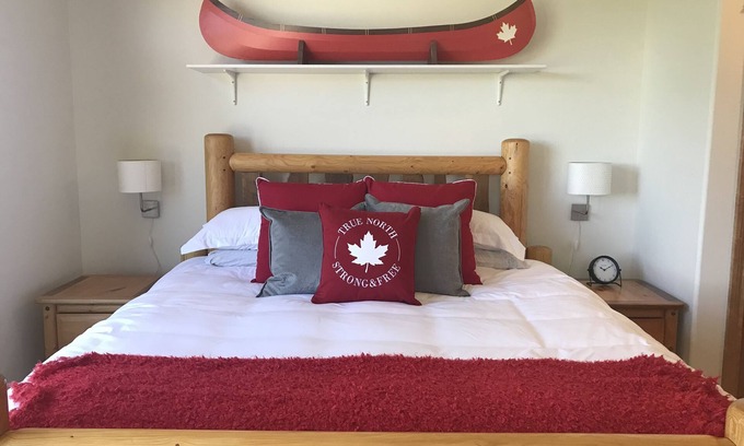 East Kootenay House | Escape to the Canadiana Cabin, True Ski In/Ski Out with Private Hot Tub