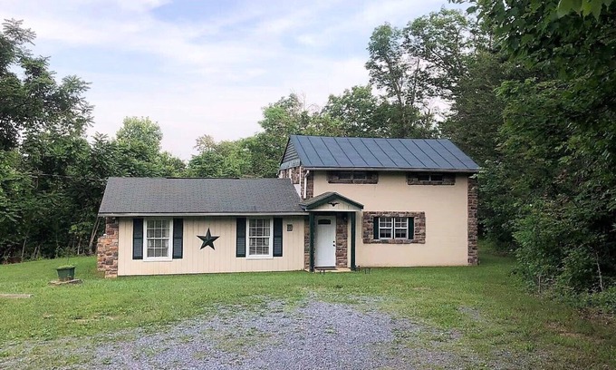 Luray Cabin | Escape to the Mountains! Pets welcome!