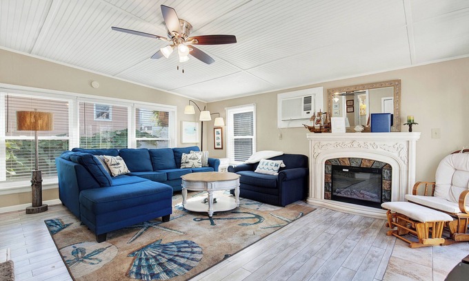 Tybee Island Cottage | Escape to this charming 2-bedroom, 1-bath beach cottage