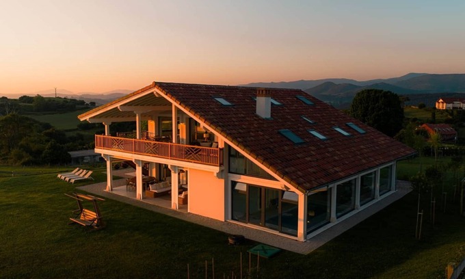 San Vicente de la Barquera House | Espectacular Casa en un Alto con Vistas al Cantábrico y Picos de Europa
