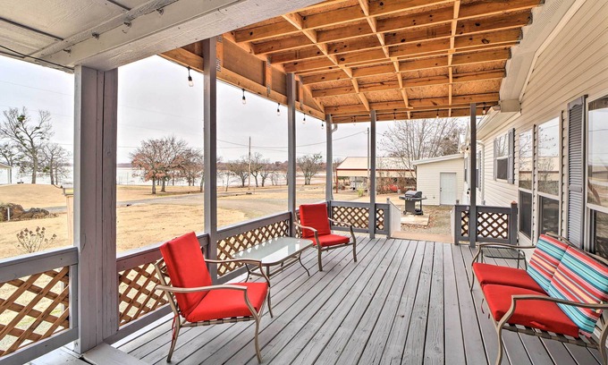 Eufaula House | Eufaula Escape w/Deck - Steps to Lake!