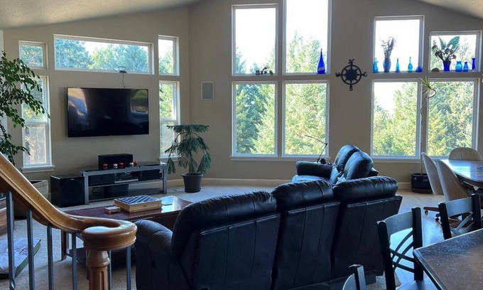 Alvadore House | Eugene, OR Near Track City UO Hayward Hult Ctr Matthew Knight Hospitals Coast