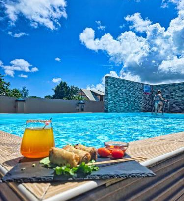 Port-Louis Apartment | Evasion en plein cœur de la ville Studio Jacuzzis Sauna et piscine au centre de Port-Louis