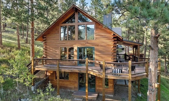Evergreen Cabin | Evergreen Escape: Log Home w/Mountain Views Near Lake