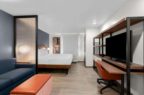 Glendale Hotel | Everhome Suites Glendale Sports Entertainment District