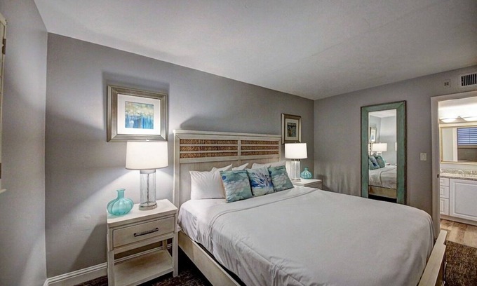 Captiva Hotel | Everything You Need For The Perfect Vacation! Free Parking, Beach and Pool