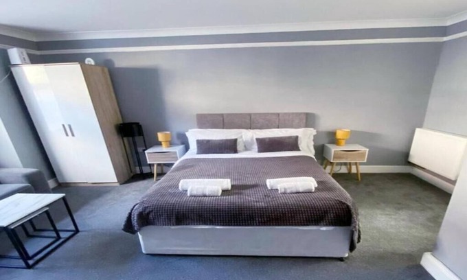 Gravesend Apartment | Evo Zen - 1 Bedroom Apartment, Sleeps -2, 2 minute walk to Gravesend Station