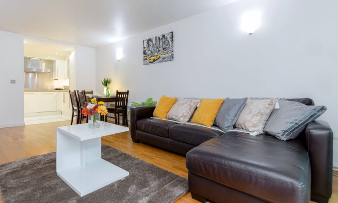 Docklands Apartment | EXCEL LOCATION TWO BEDROOMS 2 BATHS SLEEPS UP TO 8 People