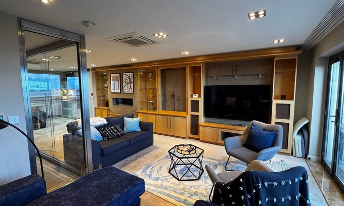 Castle House | Exceptional luxury 5-Bed, 3-bathroom Beachfront Townhouse - Swansea Marina