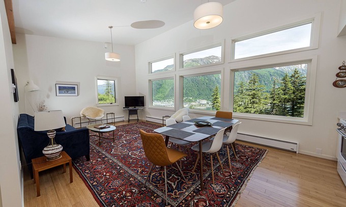 West Juneau House | Exceptional view, style and comfort-The Salty Suite