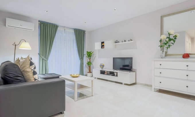 Los Remedios Apartment | EXCLUSIVE APT 2 BED-2 BATHROOMS-BRIGHT. HIGH QUALITIES. WIFI-A/C