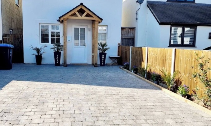 Runnymede House | Exclusive Palm House, Nature, Amenities, Garden