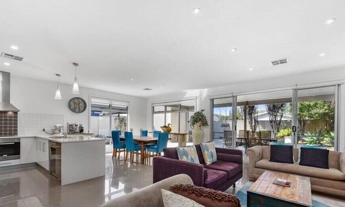 Waterhouse House | Executive lifestyle holiday accommodation, free WIFI. Town center.