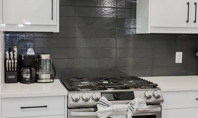 Southwest Edmonton House | Executive Modern Family Haven for Short Stays