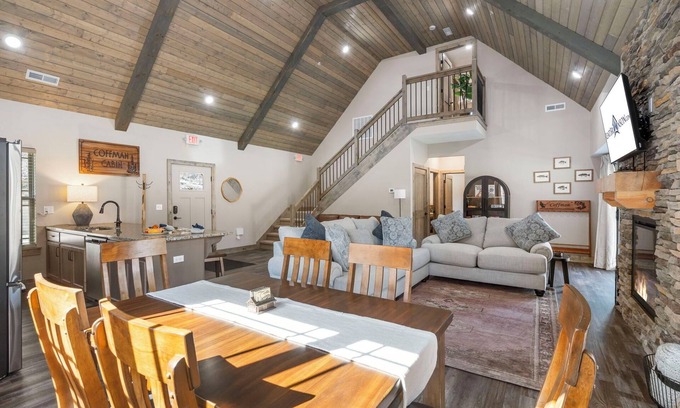 Branson House | Expansive Deck w Pvt Hot Tub & Water View-Free Attraction Tickets-Cmty Indoor Pool