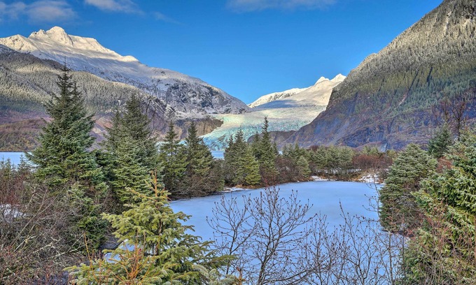 Mendenhaven Cottage | Expansive Getaway ~ 2 Miles to Mendenhall Glacier!