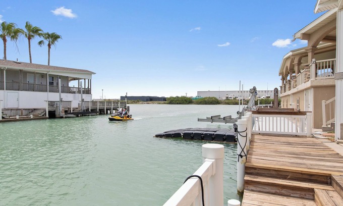 Port Isabel Cottage | Experience a charming 2-bedroom waterfront home
