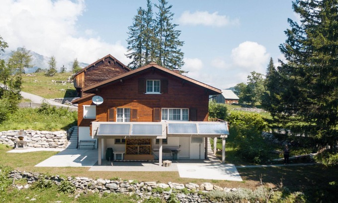 Amden House | "Experience Alpine Bliss: Family-Friendly Chalet with Stunning Views!"