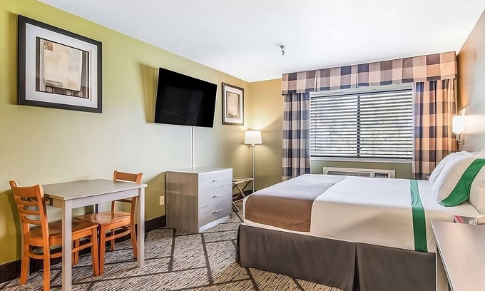 Poulsbo Resort | Experience GuestHouse Poulsbo! Free Parking, Pets Allowed