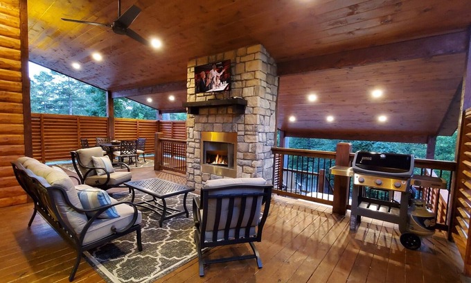 Broken Bow Cabin | Experience luxury, excitement, and romance in this cabin with a hot tub. 💖🔥