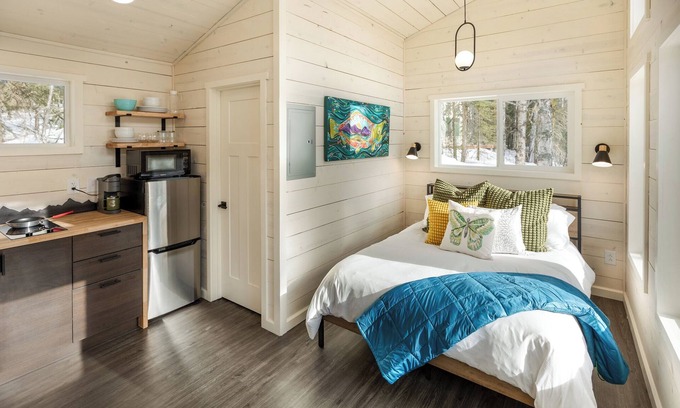 Chugiak Cabin | Experience serenity in a deluxe tiny house amid the Eklutna Valley's beauty.