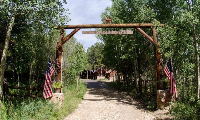 Allenspark House | Experience the fall colors near the RMNP. Hike, relax, work from home, pets ok